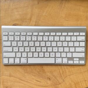 Apple MAGIC KEYBOARD A1314 WIRELESS ALUMINUM WHITE EUC